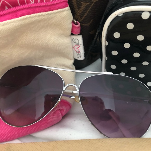 ๐ณ3 pc BUNDLE:  1 MAKEUP BAG, 1 pair SUNGLASSES & dust bag ๐ณ - Picture 1 of 6
